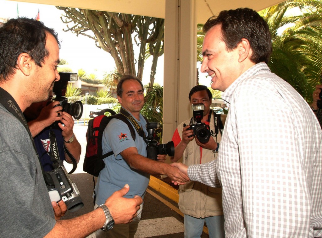 Saludando a Zapatero recién elegido presidente.